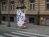 5. Старушка. Переходящая улицу.