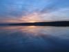 Закат на зеркальной воде залива